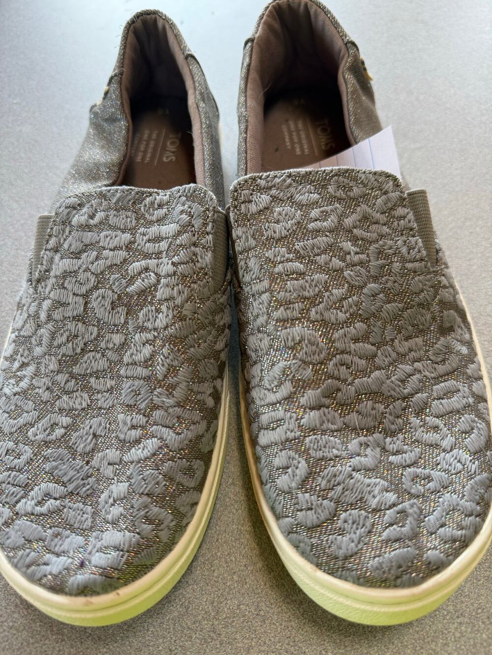 SKU3242 TOMS Youth 6 Gray Sparkle Embroidered Slip On Shoes Glimmer Cheetah